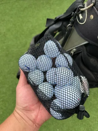 Bolsa de palos de golf con pelotas