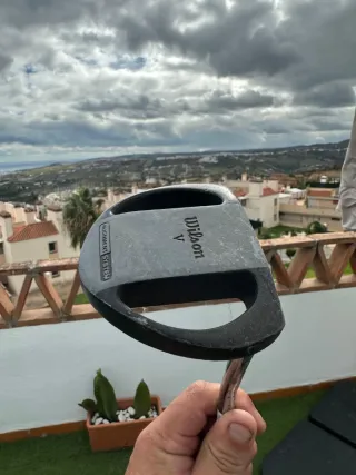 Bolsa de palos de golf con pelotas