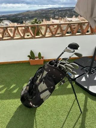 Bolsa de palos de golf con pelotas