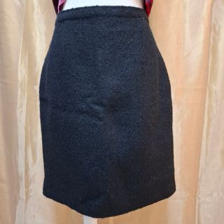 Falda negra por la rodilla