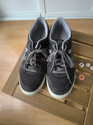 Zapatillas Asics Negras y Grises