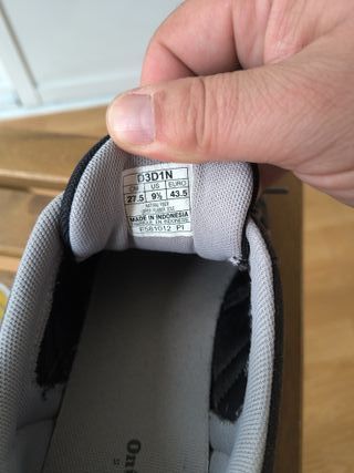 Zapatillas Asics Negras y Grises