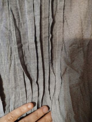 Camisa de rayas gris y blanca