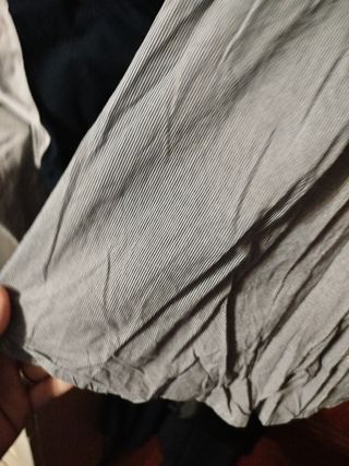 Camisa de rayas gris y blanca