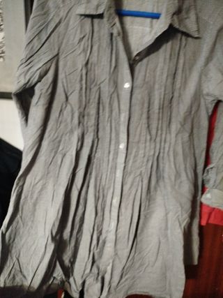 Camisa de rayas gris y blanca