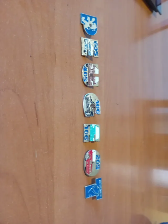 Lote de pines metalicos Peugeot.