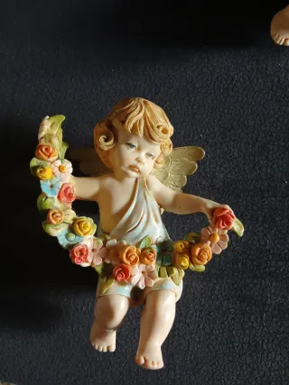 Dos angelitos decorativos, su tamaño es de 14×10