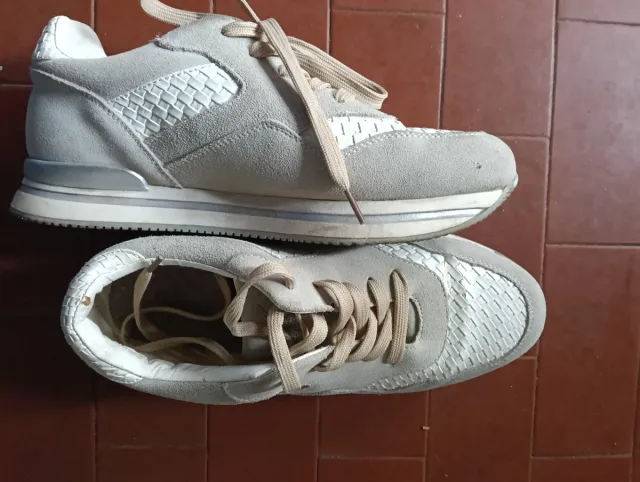 Scarpe beige e bianche