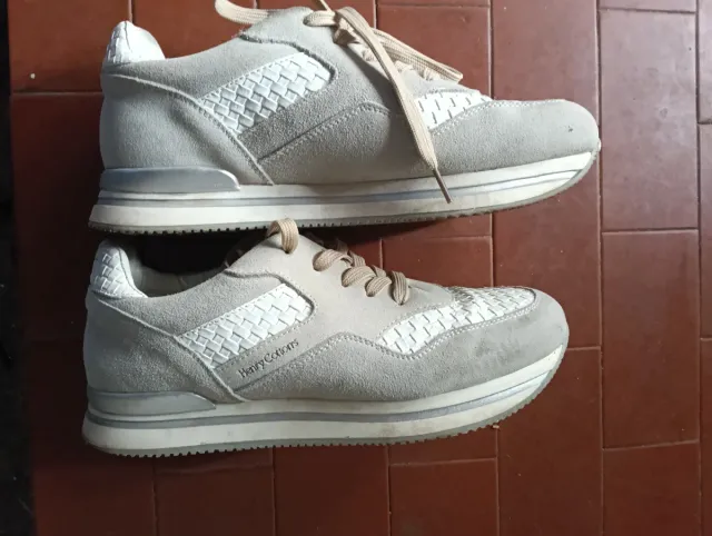 Scarpe beige e bianche