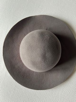 Sombrero gris con cinta rosa brillante