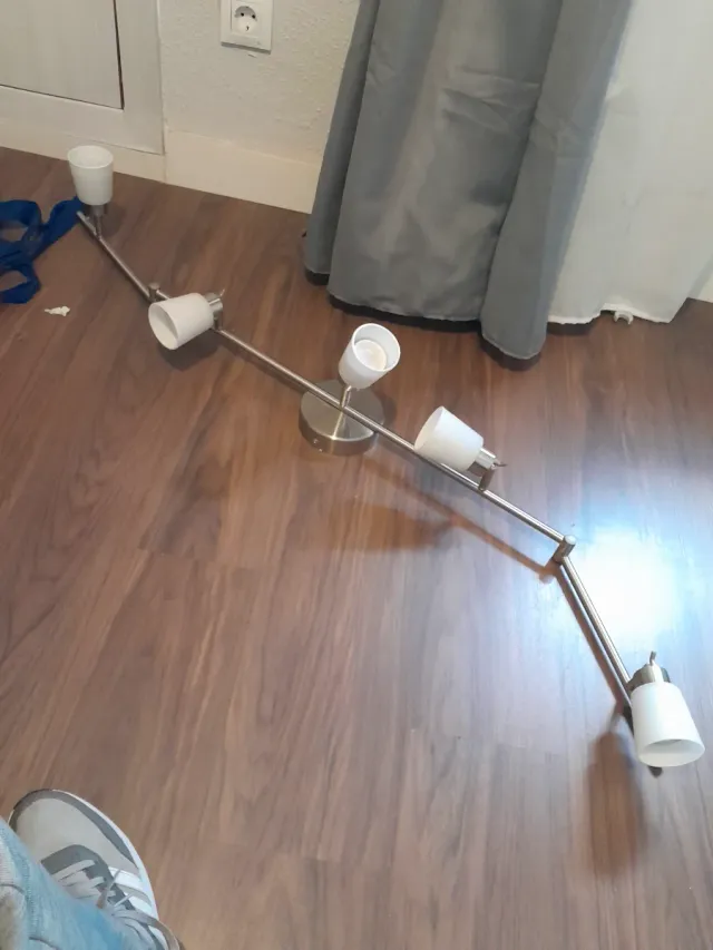 Lámpara de techo plateada y blanca