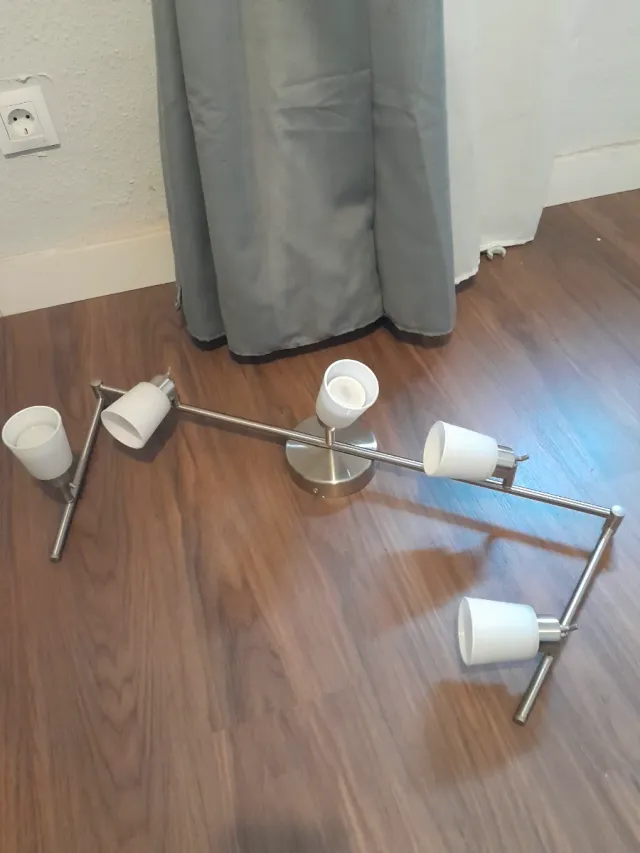 Lámpara de techo plateada y blanca