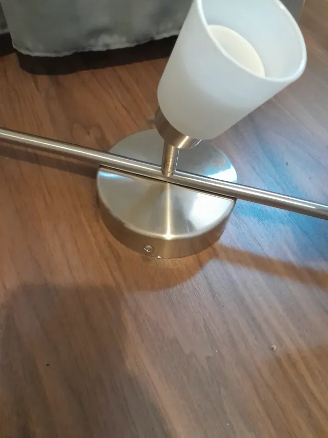 Lámpara de techo plateada y blanca