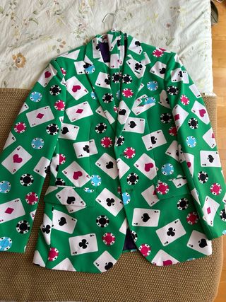 Traje de hombre con corbata motivos naipes