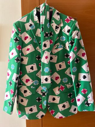 Traje de hombre con corbata motivos naipes