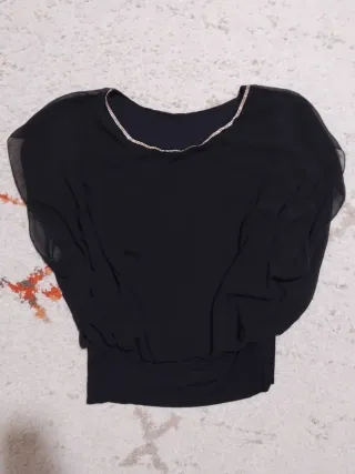 Blusa negra con pedrería