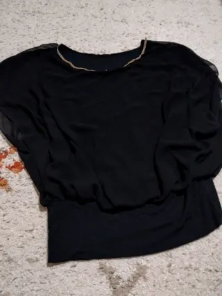 Blusa negra con pedrería