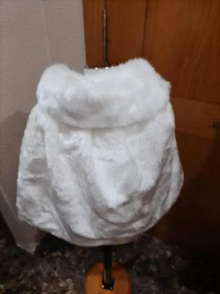 Capa y Chal de pelo blanco