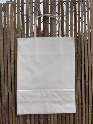 Bolsas de papel blancas para regalo.
Tengo 70 ...