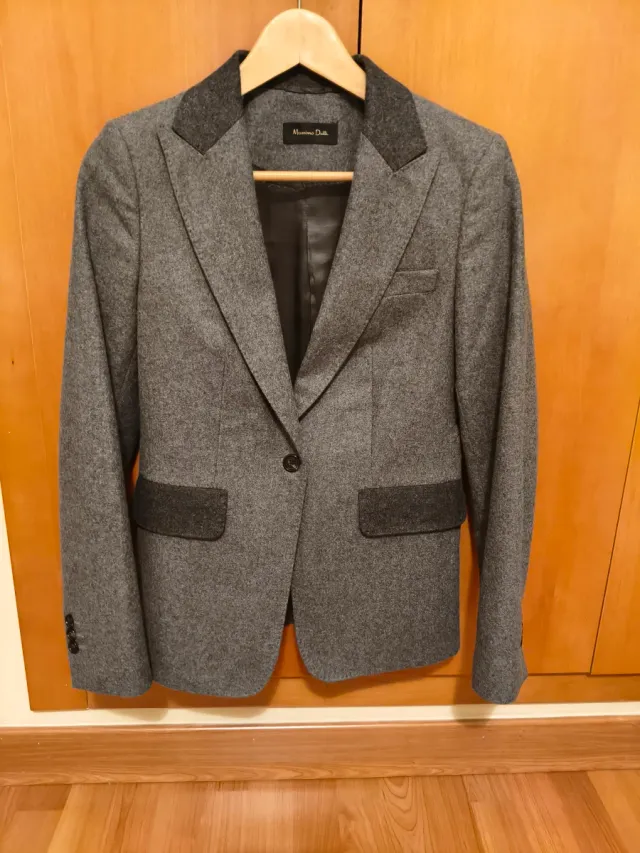 Abrigo y 3 chaquetas rojas