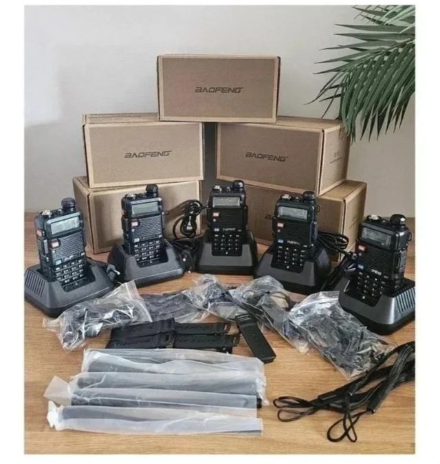 5 Pezzi Radio Baofeng UV 5R con Accessori NUOVE