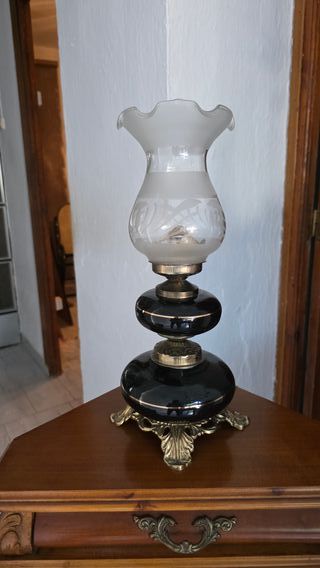 Lámpara de mesa negra y dorada