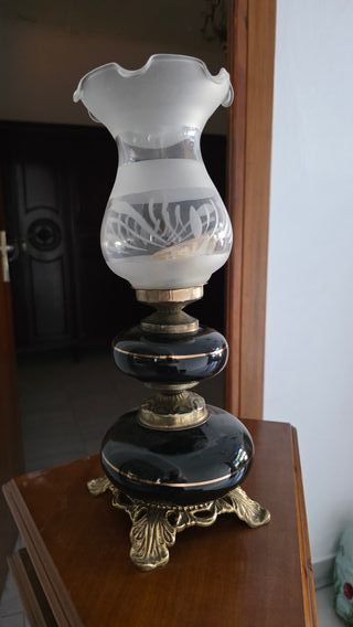 Lámpara de mesa negra y dorada