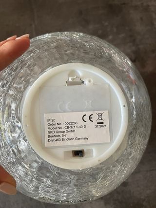 Palla di vetro con lucine dorate