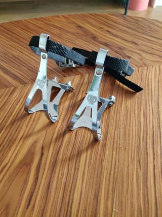 Sujeción para pedales de bicicleta con correas