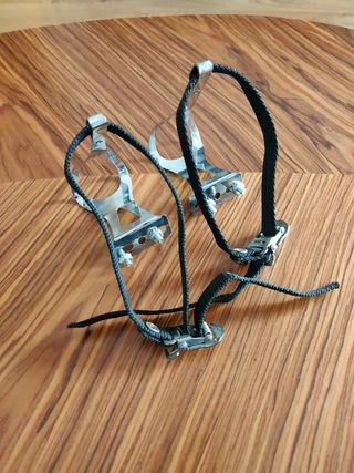 Sujeción para pedales de bicicleta con correas