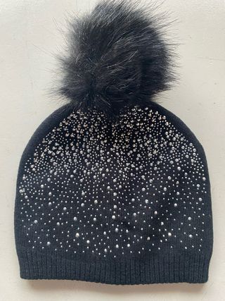 Berretto nero con brillantini e pon pon