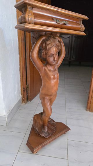 Mesa de rincón, con niño tallado en madera.