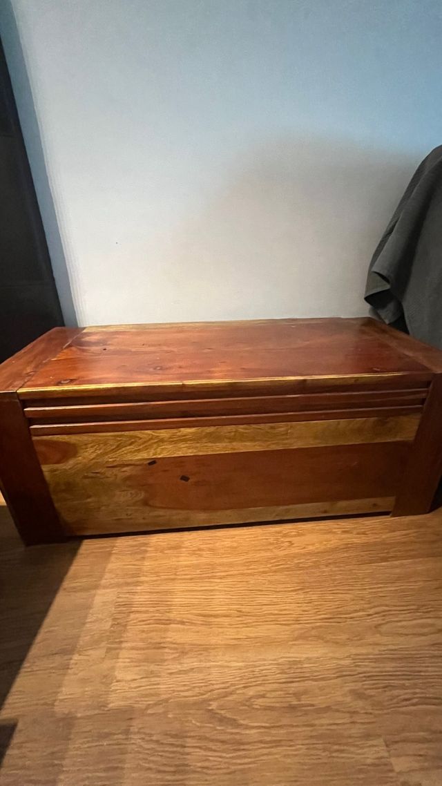 Baúl colonial de madera