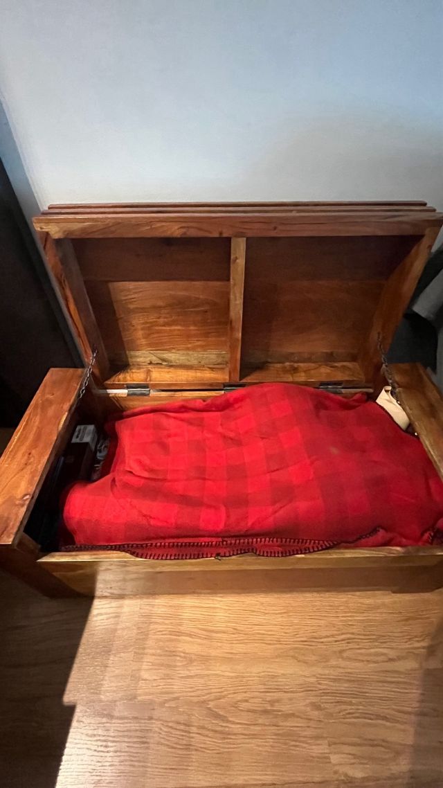 Baúl colonial de madera