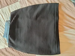 Falda plisada negra y azul