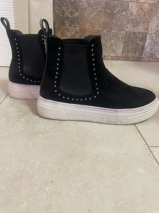 Botas negras con tachuelas