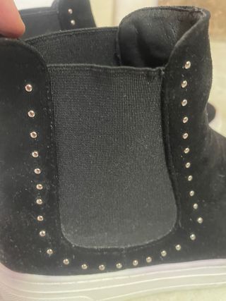 Botas negras con tachuelas