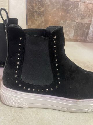 Botas negras con tachuelas