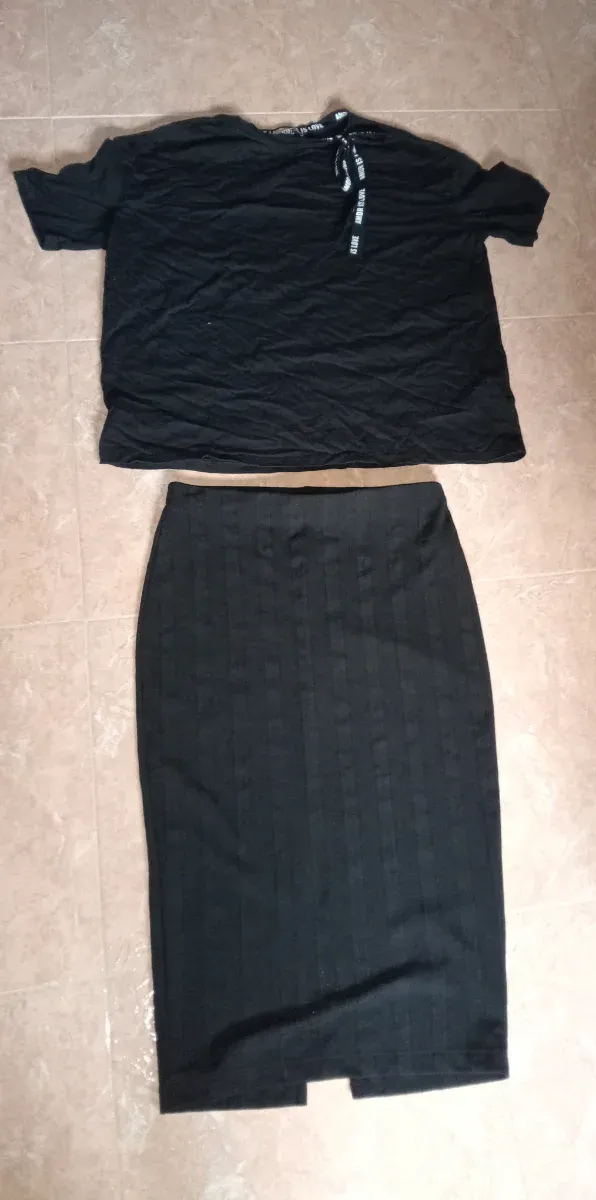 Conjunto negro camiseta y falda