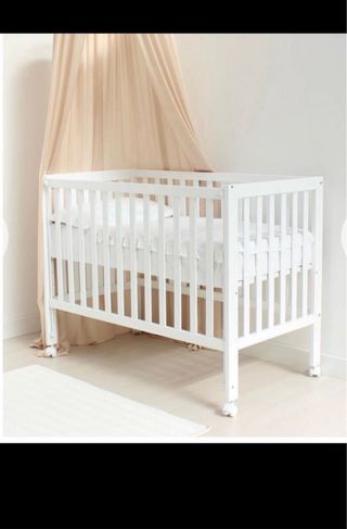 Cuna de madera blanca