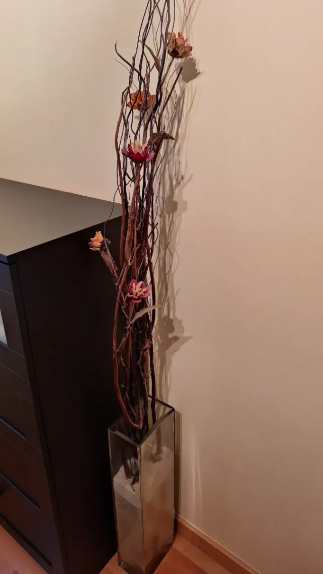 Jarrón alto cristal Ikea con ramas secas