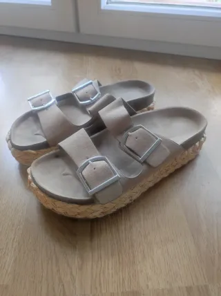 Sandalias planas camel con hebillas