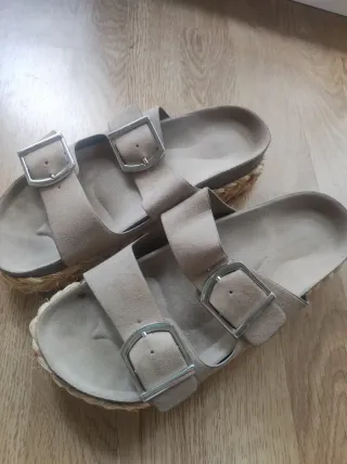 Sandalias planas camel con hebillas