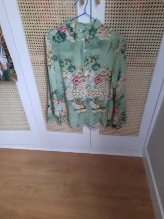 Blusa de mujer verde con estampado floral
