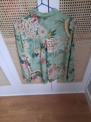Blusa de mujer verde con estampado floral