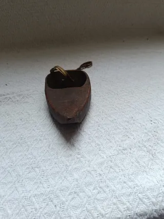 Zoqueta de madera artesanal
