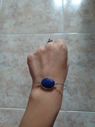 Pulsera plata con piedra lapislázuli.