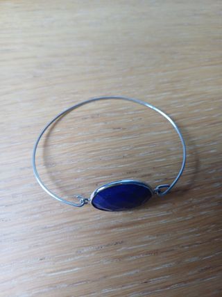 Pulsera plata con piedra lapislázuli.
