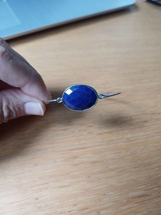 Pulsera plata con piedra lapislázuli.
