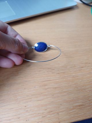 Pulsera plata con piedra lapislázuli.